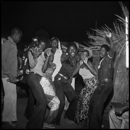 Dans la chaleur de la nuit, Sanlé Sory, Volta Photo studio, Bobo-Dioulasso