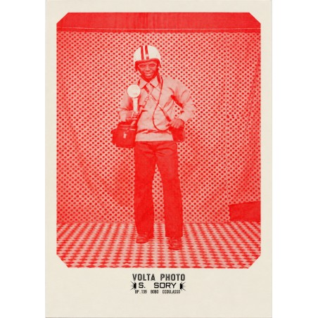 Póster de Sanlé Sory, un hombre con casco de moto y gafas ante el fondo de lunares del estudio Volta Photo