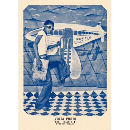 Póster de Sanlé Sory, Je vais décoller 2, un joven ante el avión pintado de la BOAC en Volta Photo