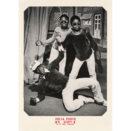Póster de Sanlé Sory, tres jóvenes ante la fachada pintada del estudio Volta Photo, en Bobo-Dioulasso