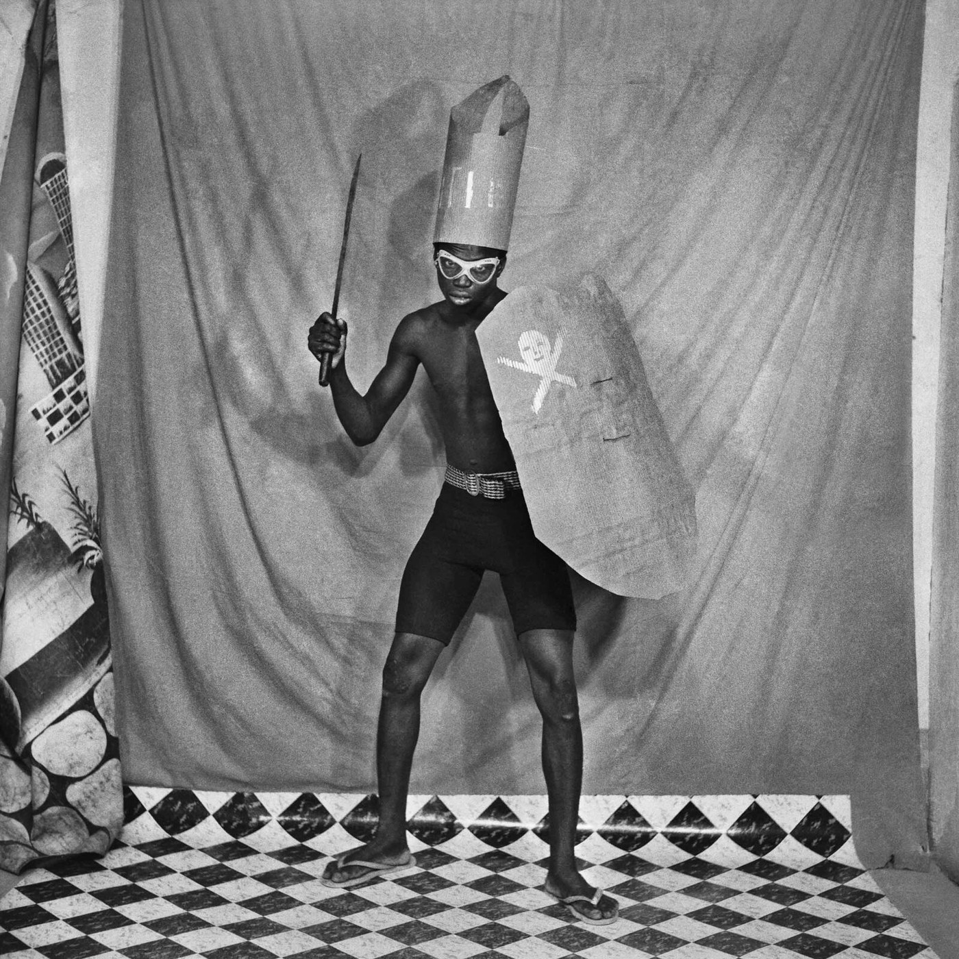 Le Pirate, 1974, fotografía de Sanlé Sory en el estudio Volta Photo