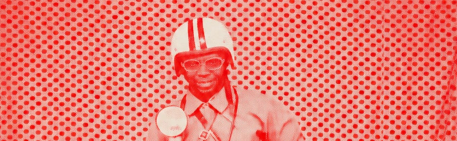 Affiche Sanlé Sory, un homme en casque de moto devant la toile à pois du studio Volta Photo